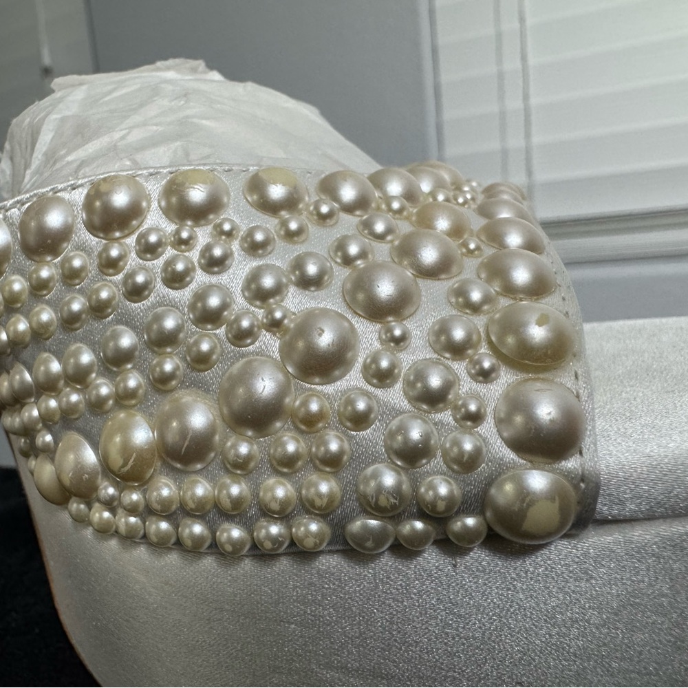 Badgley Mischka Women’s Bryleigh Heels - Minor Flaws on some of the pearls - Picture 14 of 15